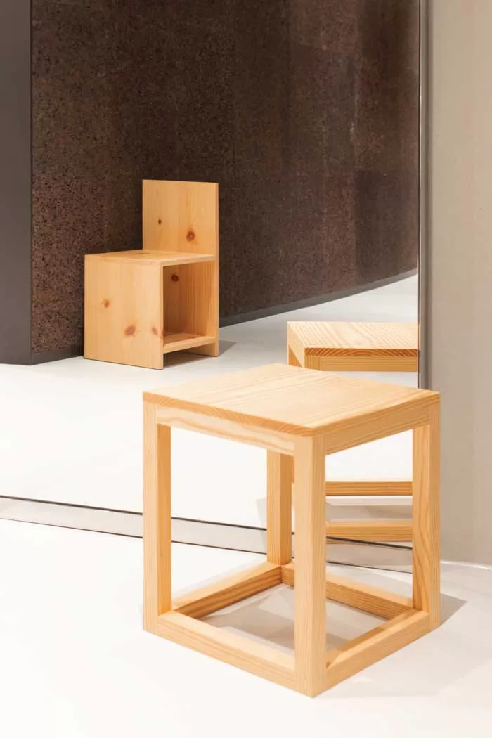 camerini impreziositi da elementi d'arredo minimalisti di Donald Judd