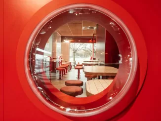 Il rosso di Abet Laminati protagonista del Fastfood Restaurant Quik a Herstal, Belgio