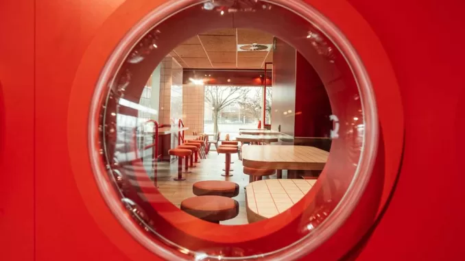 Il rosso di Abet Laminati protagonista del Fastfood Restaurant Quik a Herstal, Belgio